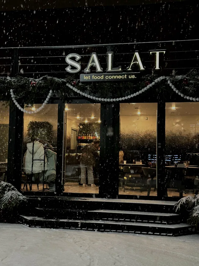 Вход в кафе SALAT вечером