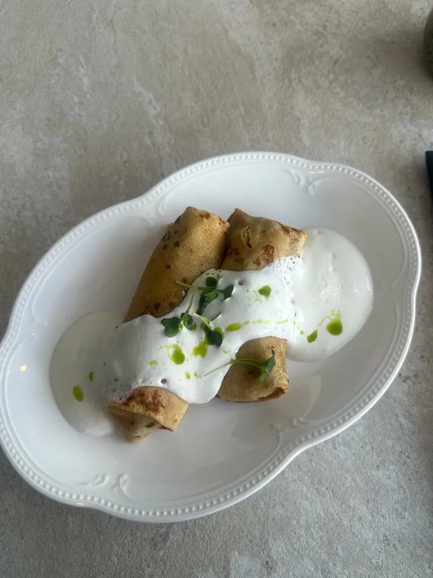 Блинчики с курицей под сливочным соусом в кафе SALAT