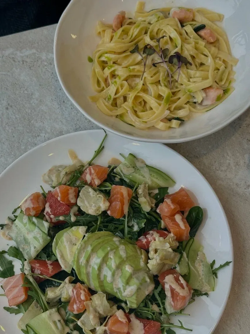 Салат с лососем, авокадо и грейпфрутом на светлой столешнице в SALAT