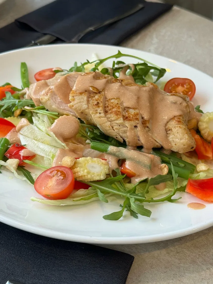 Салат с индейкой барбекю, черри и мини-кукурузой в кафе SALAT