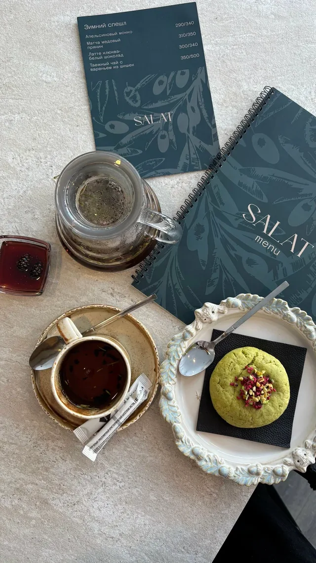Таёжный чай с вареньем из сосновых шишек в кафе SALAT